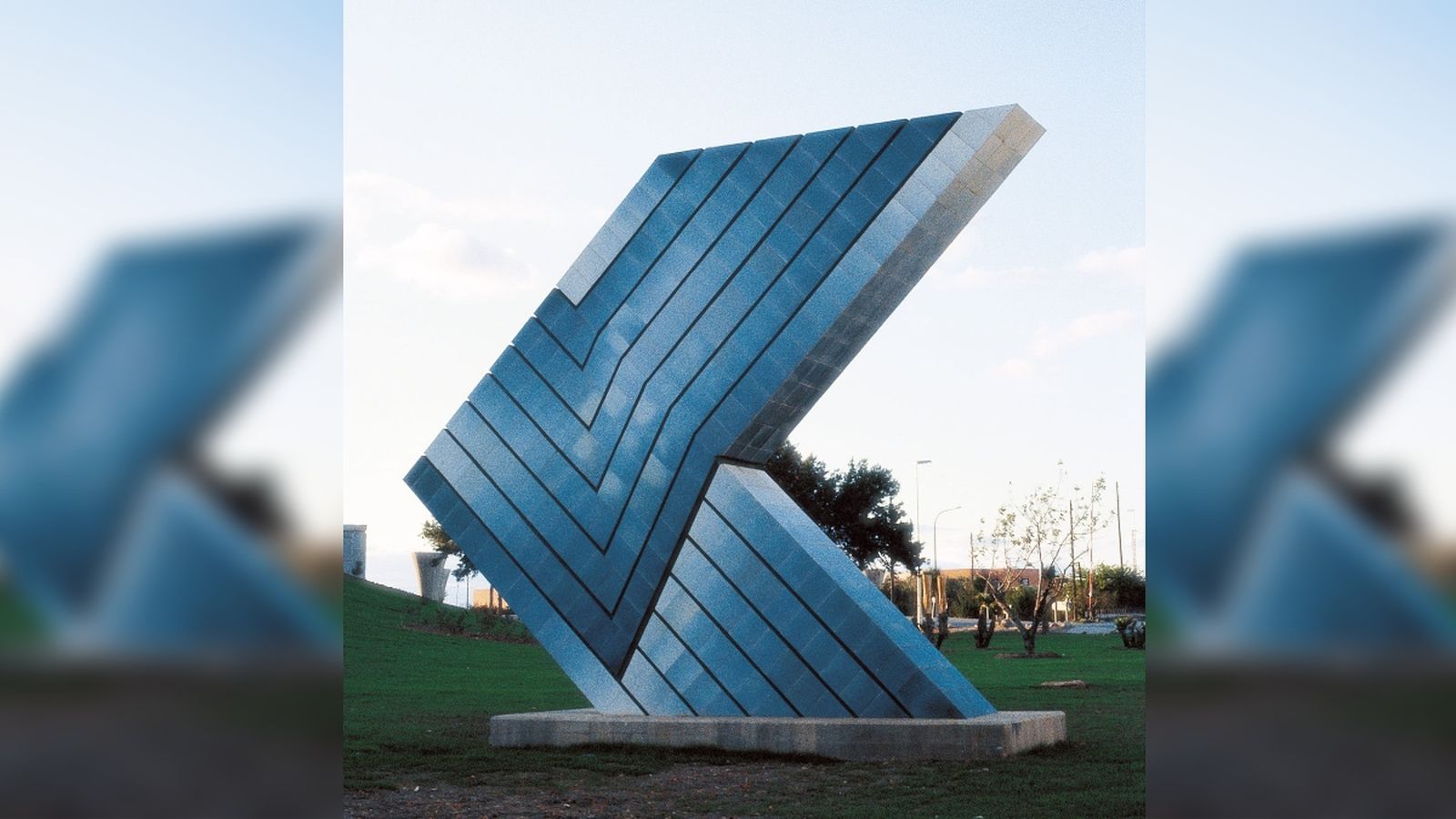 Va encarregar l'escultura desapareguda el Ministeri d'Obres Públiques el 1984