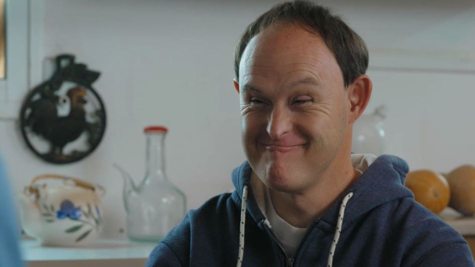 Guillermo somriu quan reconeix que li agrada estar sense fer res