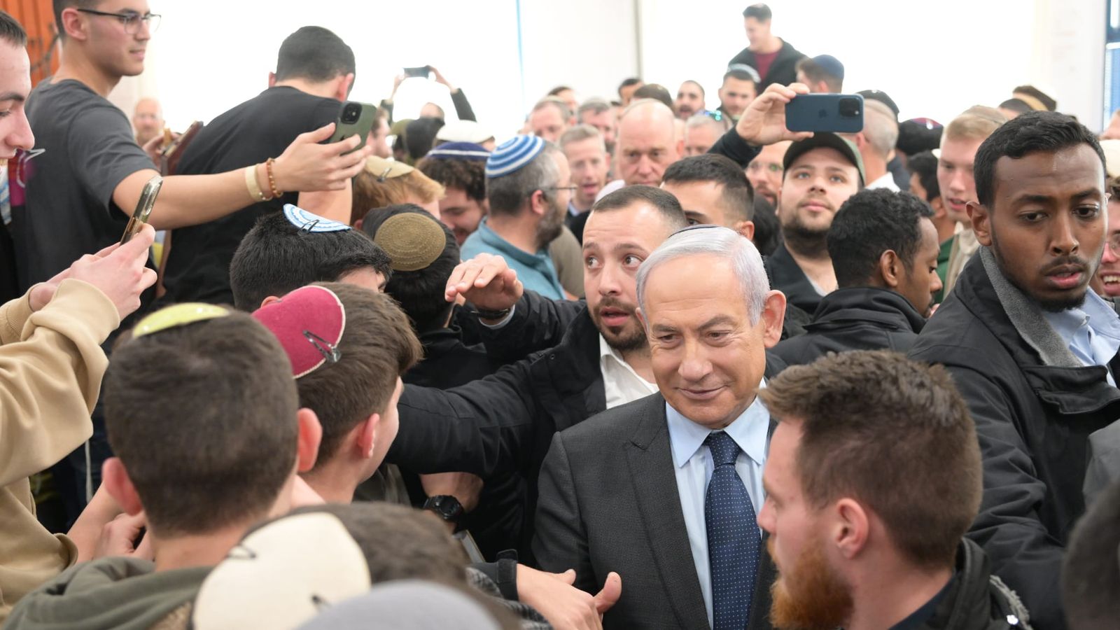 El primer ministre israelià, Benjamín Netanyahu, ha assegurat que Israel no alliberarà "milers de terroristes" palestins a canvi del lliurament d'ostatges