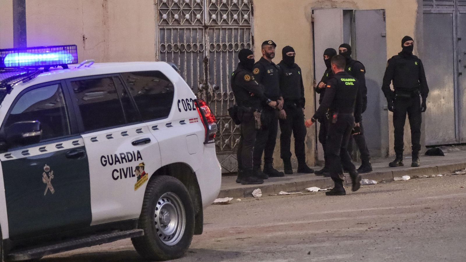 Agents de la Guàrdia Civil que han registrat la seu de l'ONG on suposadament repartien sprai pebre als migrants