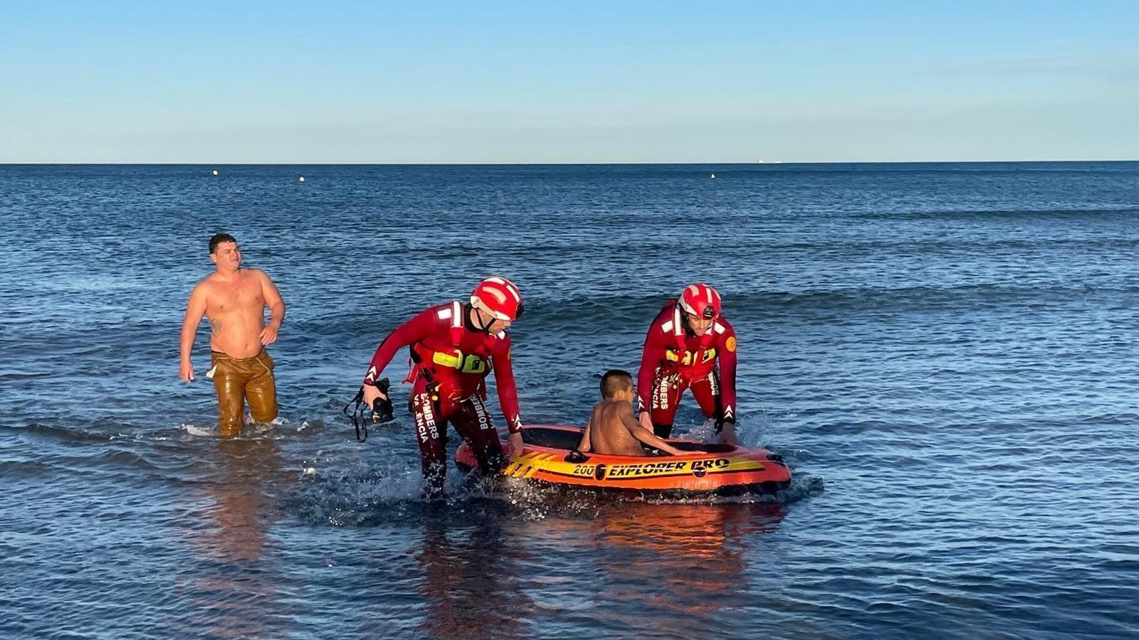 Moment en què els bombers municipals de València rescataren un menor a la Malva-rosa