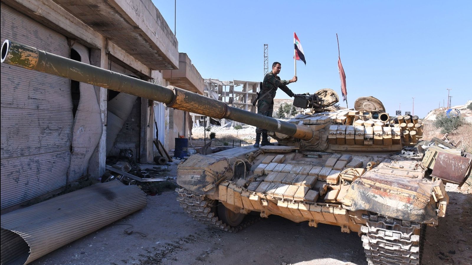 Soldat sirià en un tanc a la ciutat de Khan Shaykhun, al nord-oest de Síria