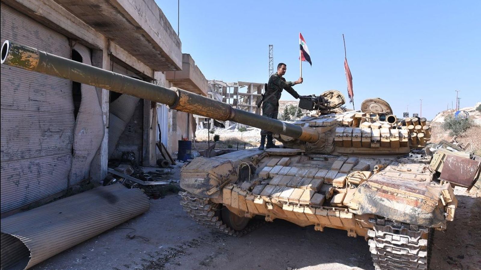 Soldat sirià en un tanc a la ciutat de Khan Shaykhun, al nord-oest de Síria