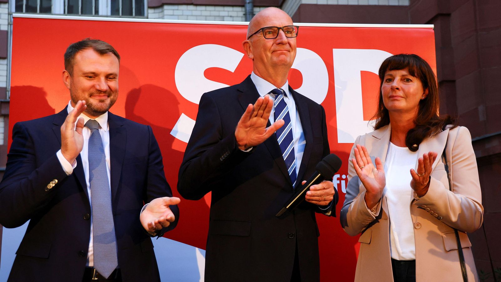 El candidat de l'SPD a Brandenburg,  Dietmar Woidke (centre), demana calma després dels primers sondejos