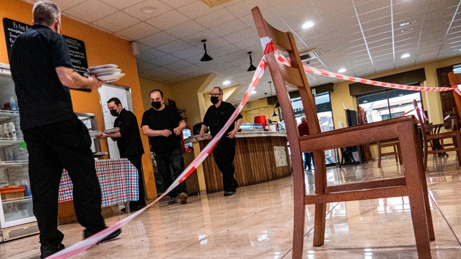 Interior d'un bar de Balears, on aquest dijous s'han reforçat les restriccions pel repunt de contagis