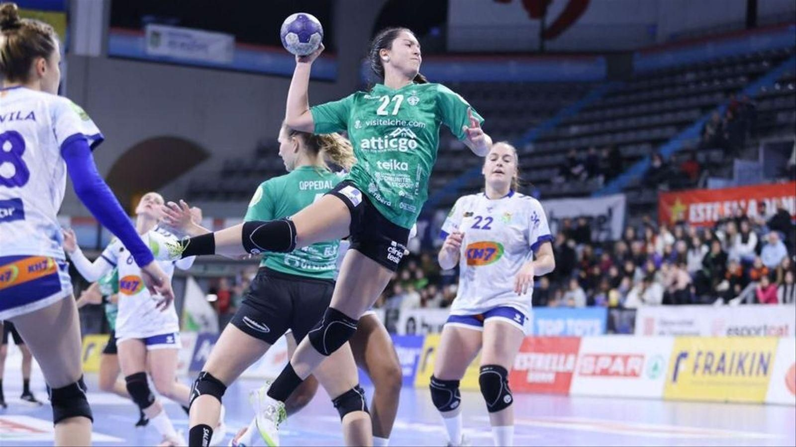 Una jugadora de l'Handbol Elx fa un llançament a porteria