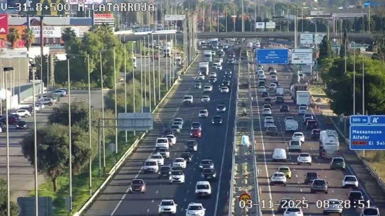 Aspecte que presentava la Pista de Silla este dilluns, amb retencions especialment significatives en sentit entrada a la ciutat