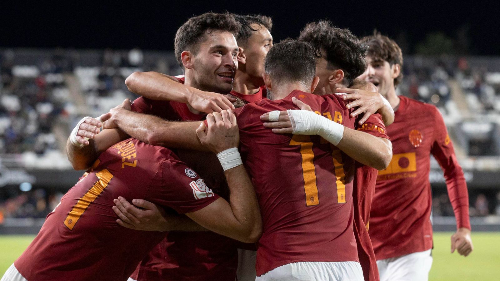 Els jugadors del València celebren el triomf