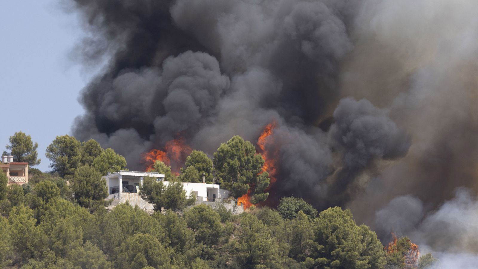 EuropaPress_7687367_llamas_acercan_casa_causa_incendio_forestal_25_julio_2026_vall_duixo