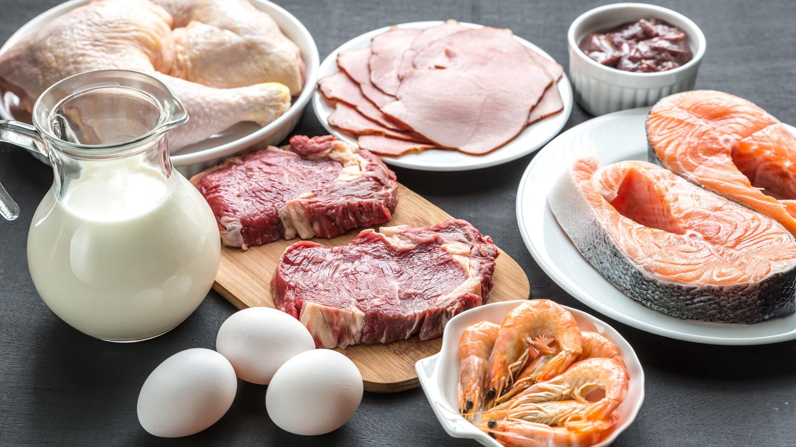 Aparador amb diversos aliments, entre d'altres carn, peix, ous i llet