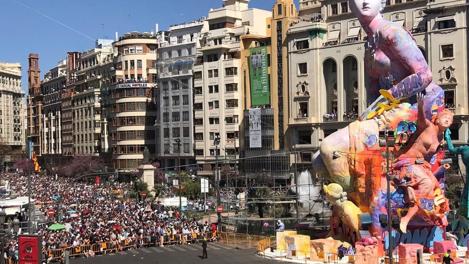 La plaça de l'Ajuntament durant la mascletà