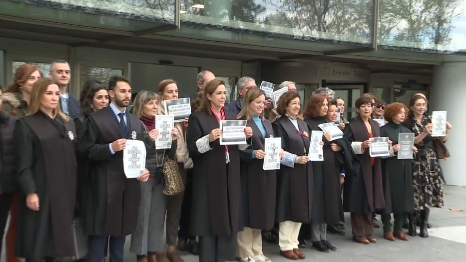 Vestits amb les seues togues, els lletrats s'han manifestat davant la Ciutat de la Justícia de València