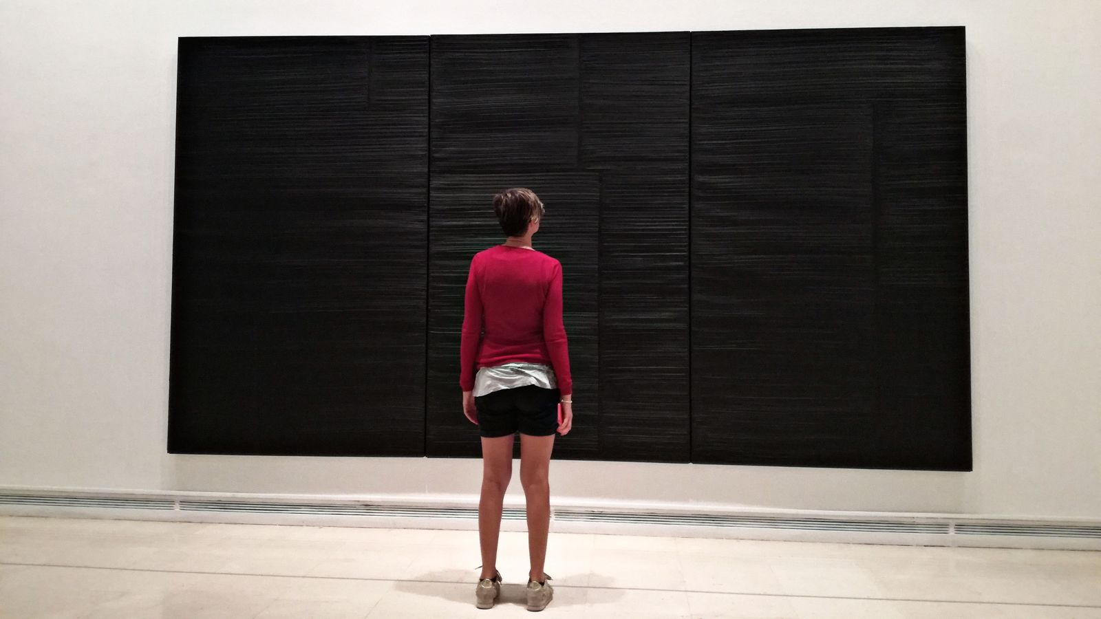 Una dona visita el museu de l'IVAM, a València