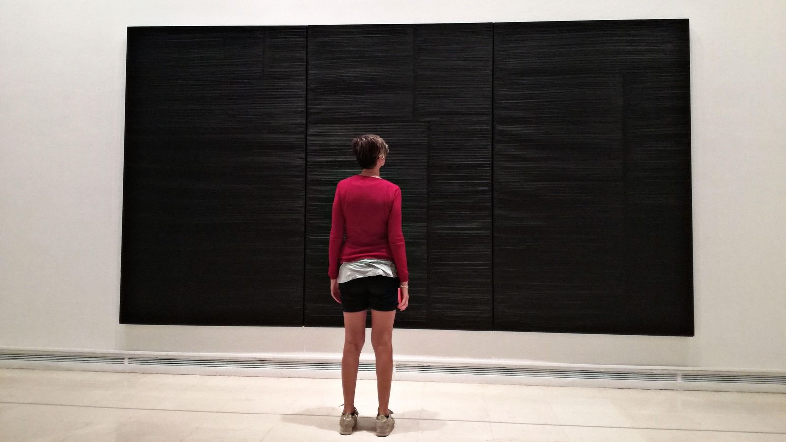 Una dona visita el museu de l'IVAM, a València Una dona visita el museu de l'IVAM, a València
