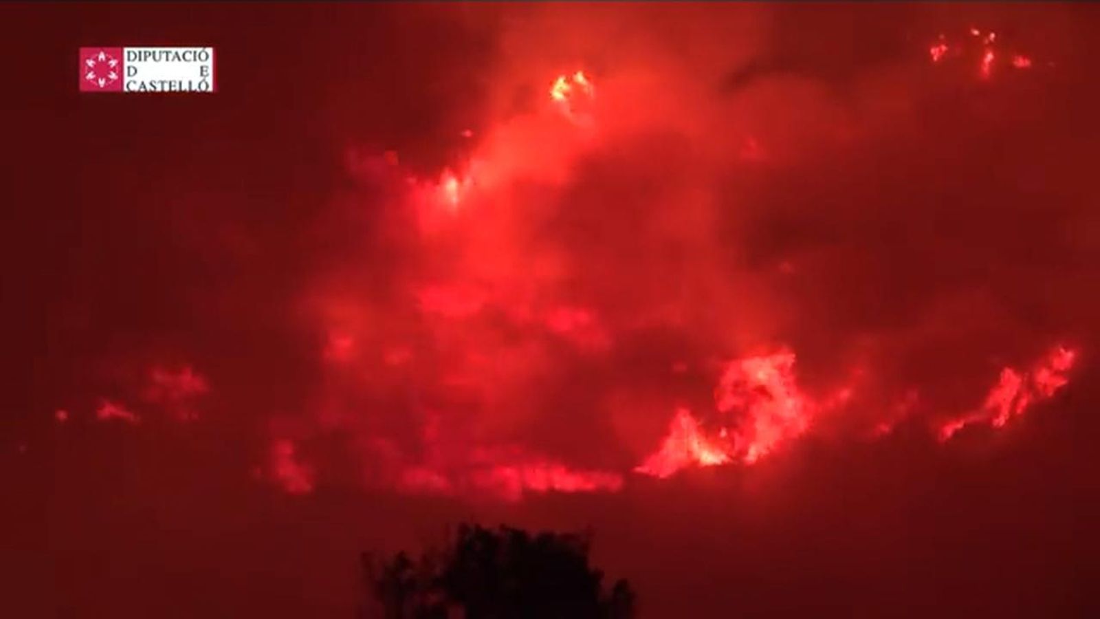 Efectius del Consorci Provincial de Bombers de Castelló treballen en l'incendi de Les Useres