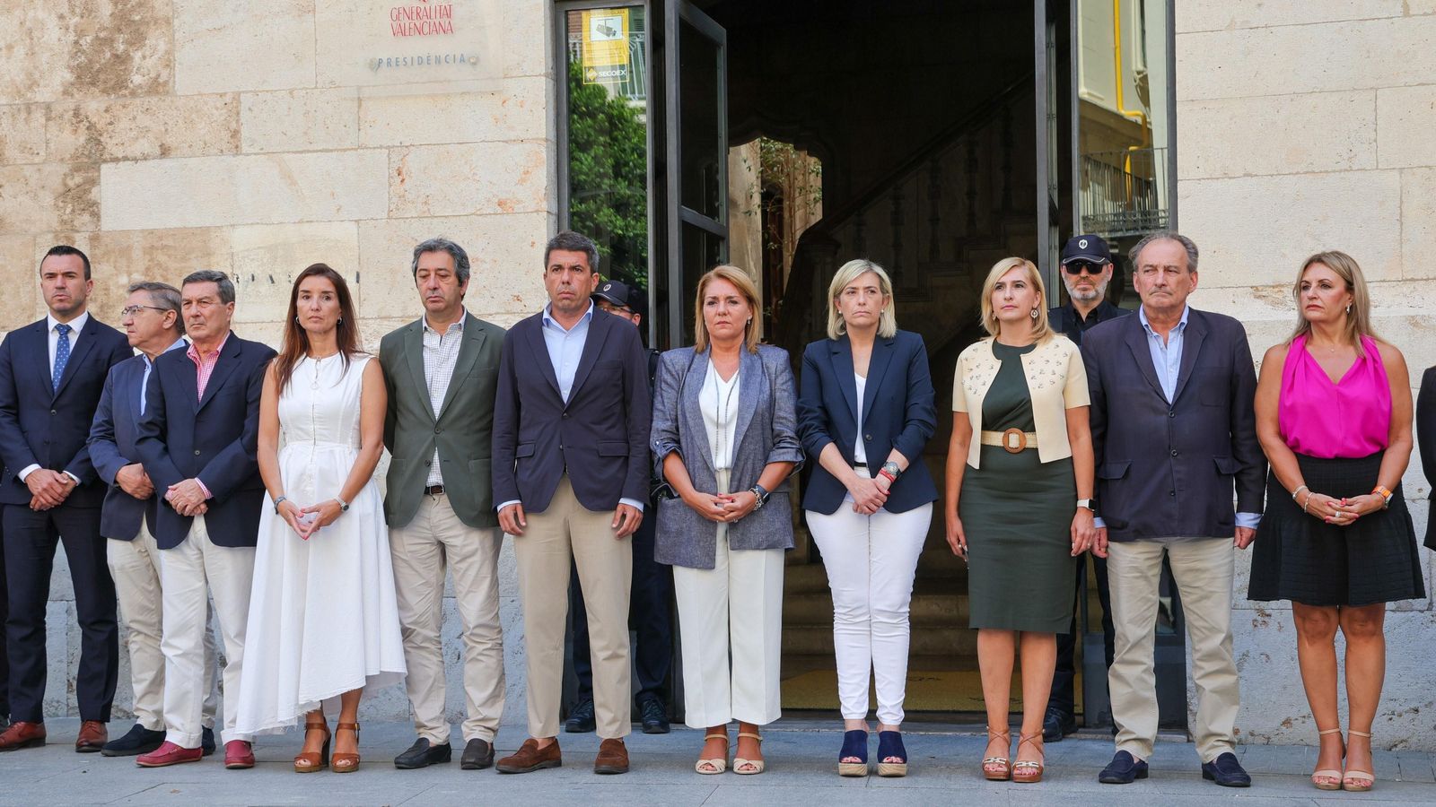 Membres del Consell en el minut de silenci per l'assassinat masclista a Villena