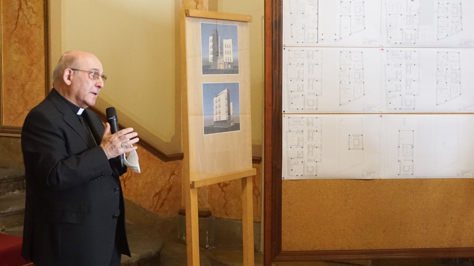 El bisbe Casimiro López Llorente durant la presentació del projecte