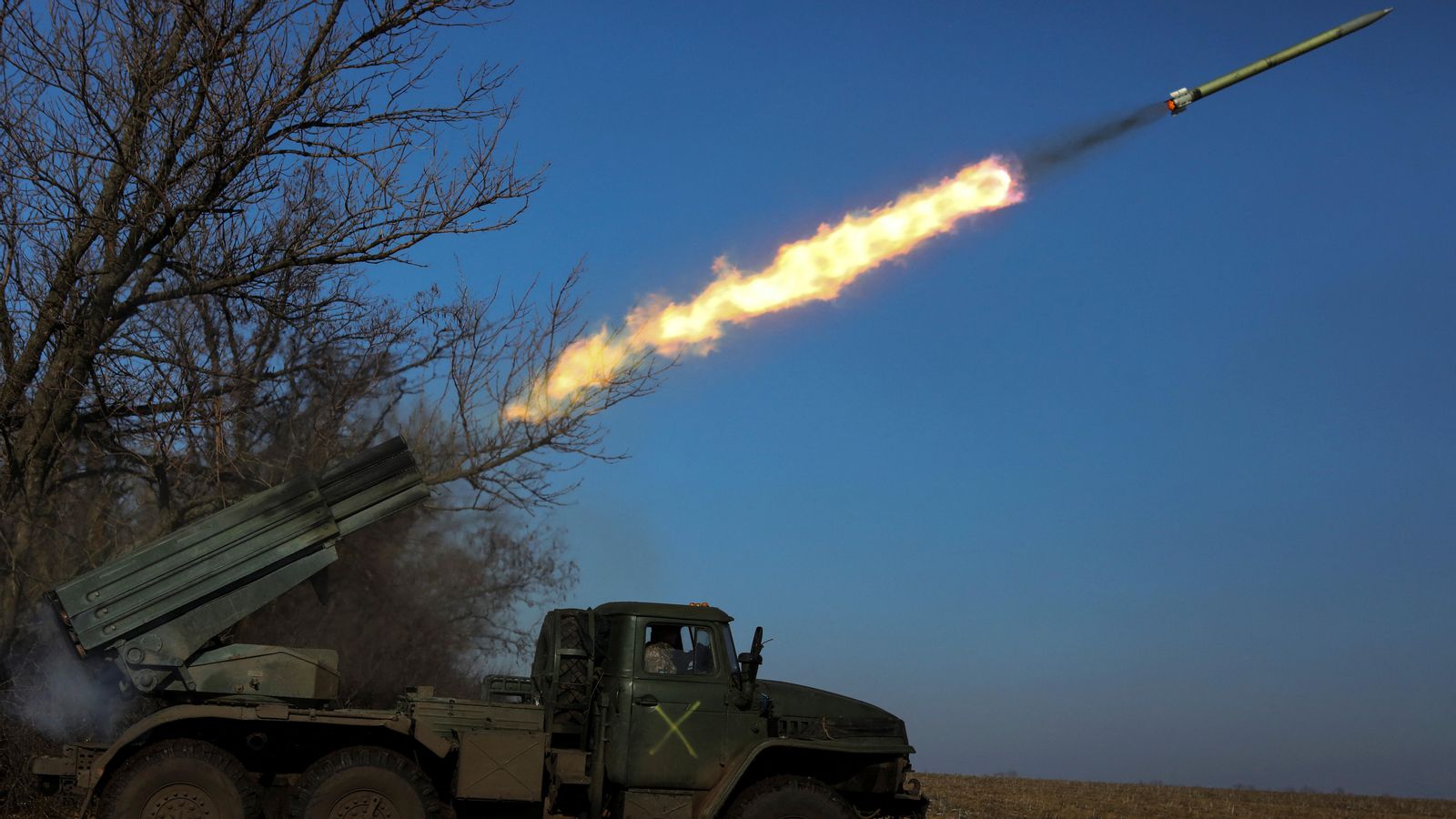 Militars disparen un sistema de coets de llançament múltiple BM-21 Grad cap a les tropes russes, a la regió de Donetsk, Ucraïna / Yevhenii Zavhorodnii