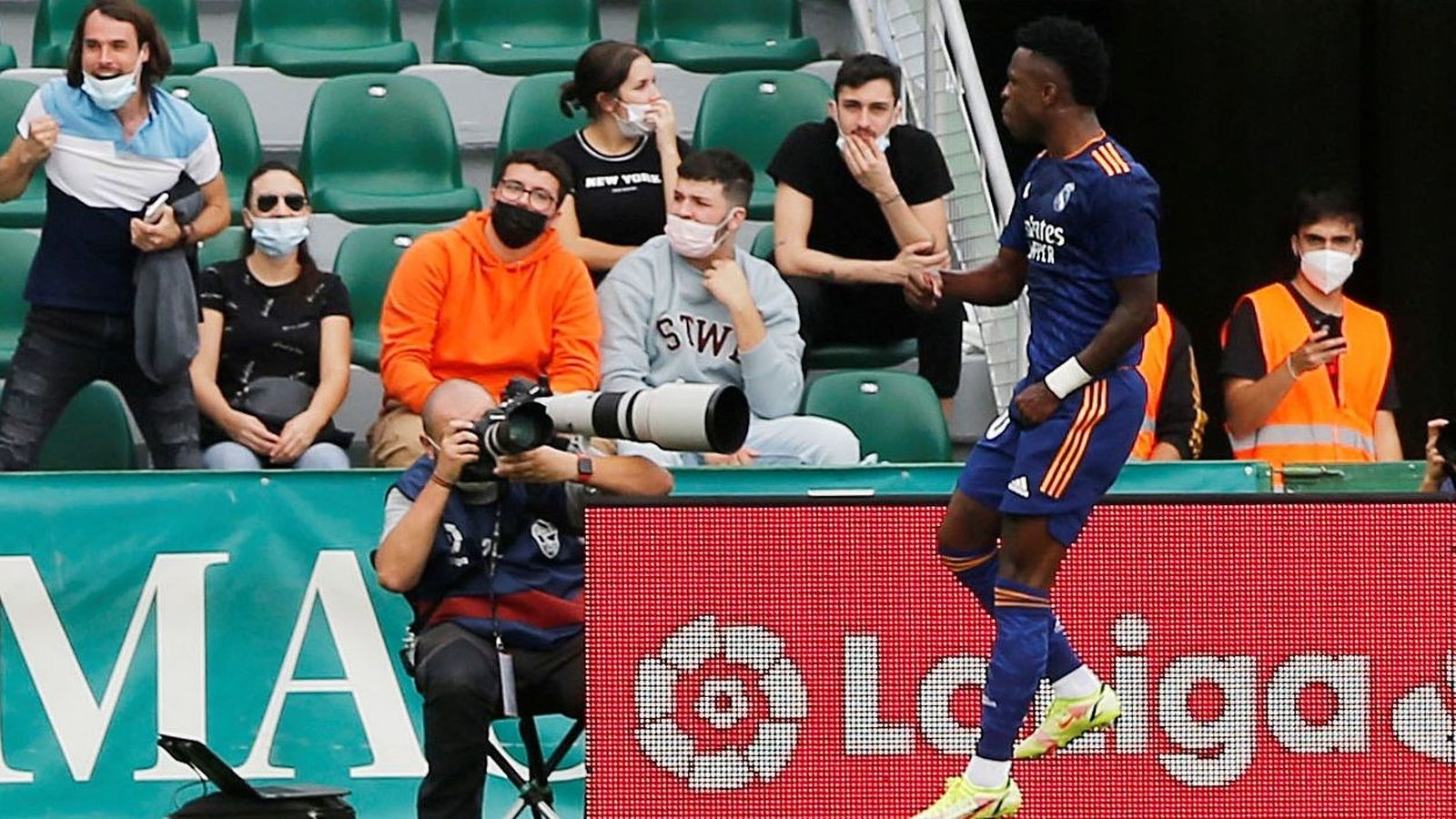 Vinicius Jr celebra un dels gols al Martínez Valero