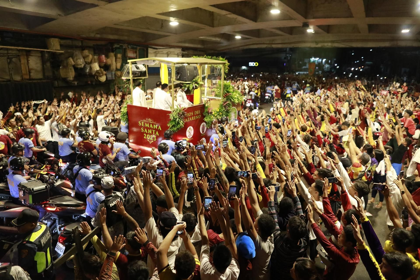 Milers de devots catòlics s'uneixen a una processó del Natzarè Negre en la vigília del Divendres Sant (6 d'abril de 2023)