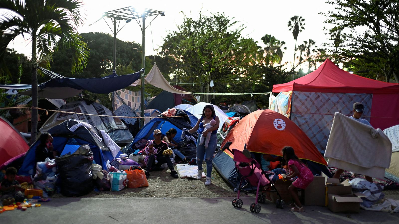Campaments improvistats on viuen persones que s'han quedat sense llar