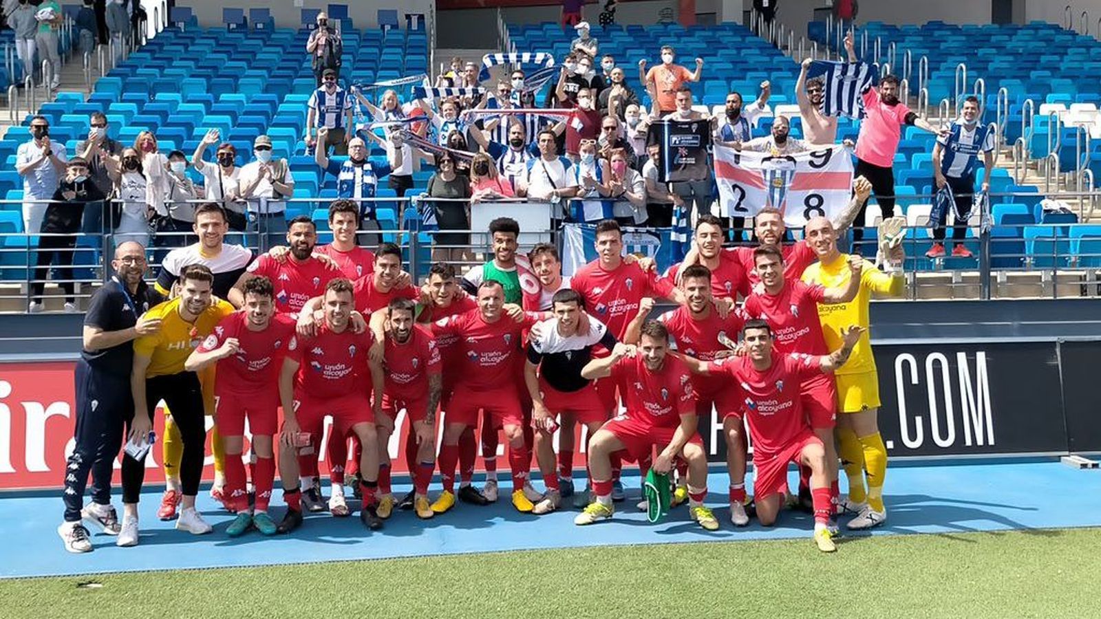 L'equip celebra el triomf amb l'afició desplaçada a Valdebebas