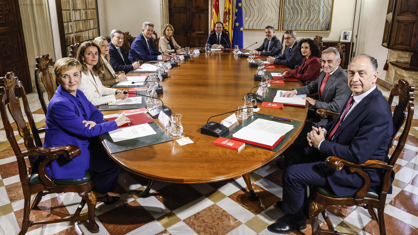 En imatge, el primer ple del Consell de Pérez Llorca