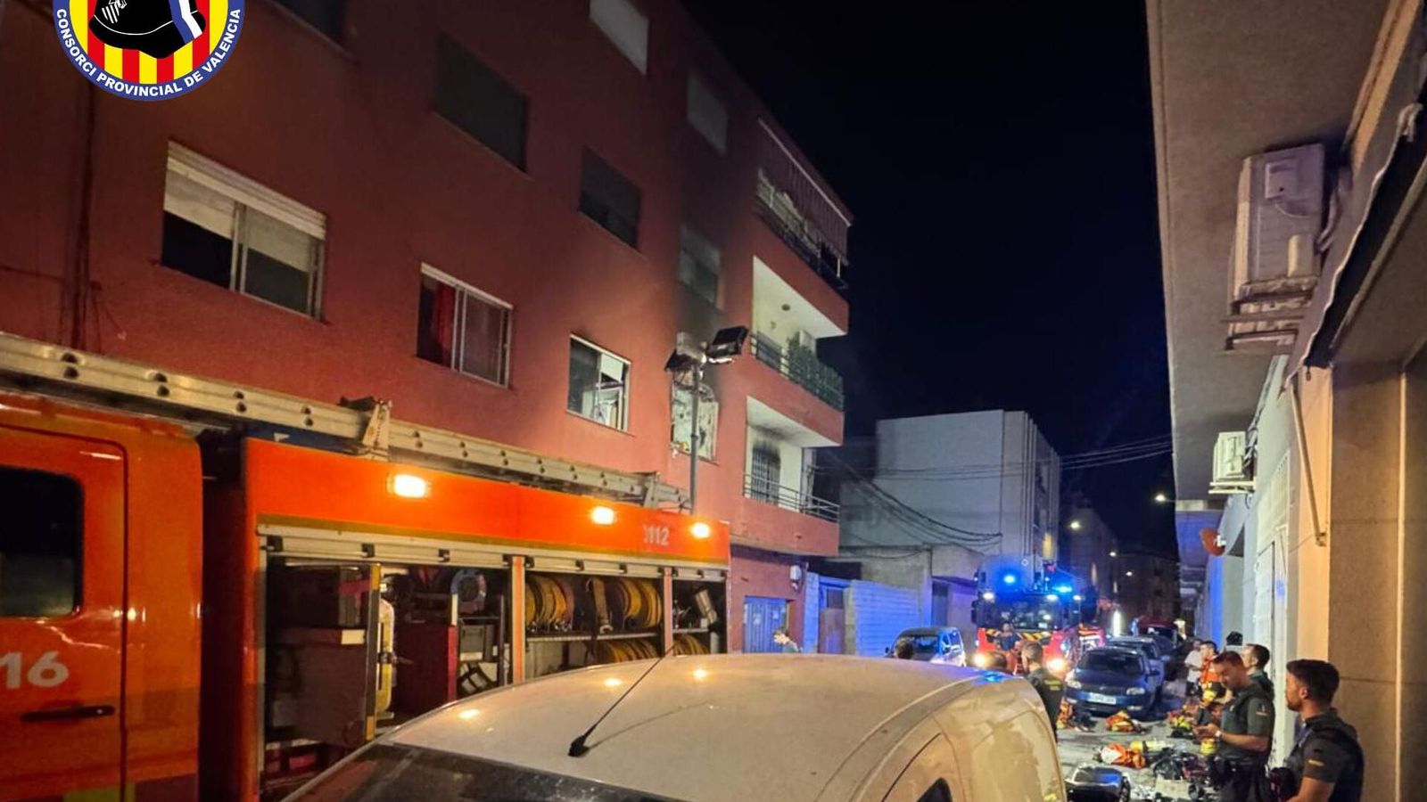 Diversos agents de la Guàrdia Civil davant de l'immoble on s'ha declarat l'incendi