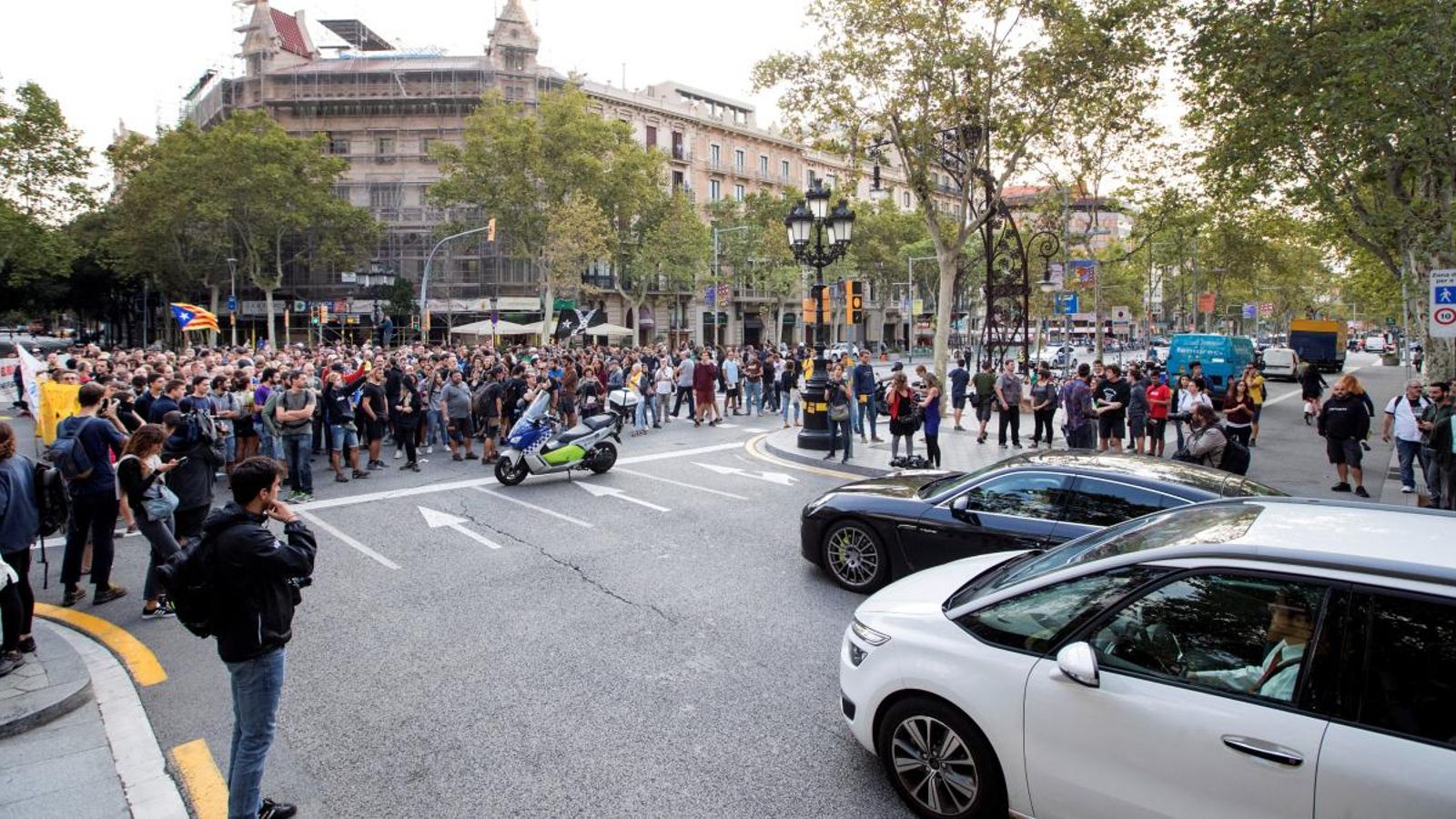 Un grup de CDR talla el trànsit al passeig de Gràcia a Barcelona