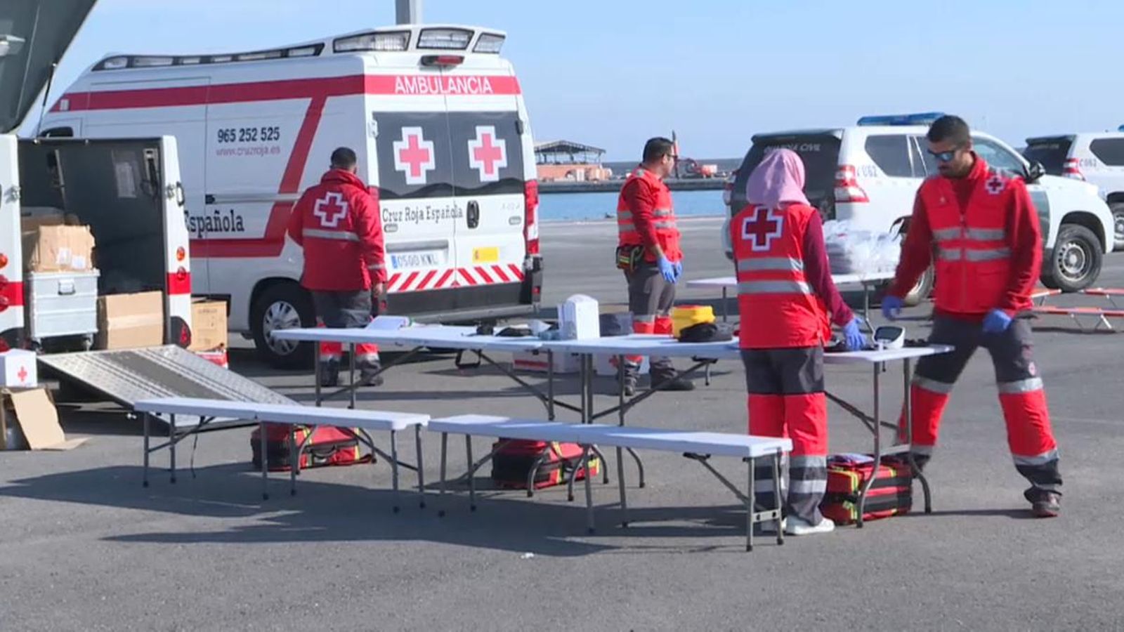 Un dispositiu de la Creu Roja atén un grup de migrants arribats en pastera a les comarques del sud