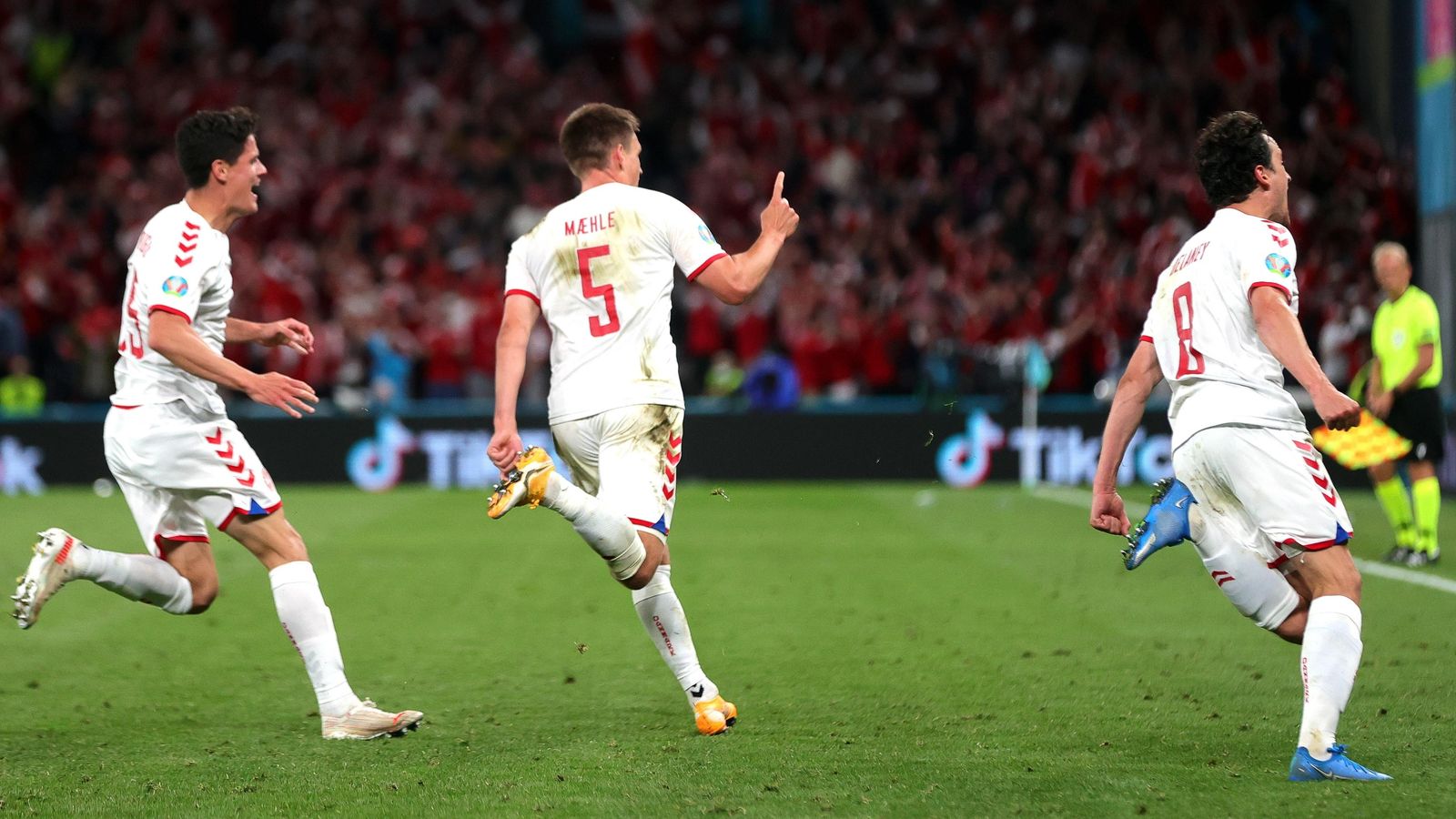 Els jugadors de Dinamarca celebren un gol contra Rússia