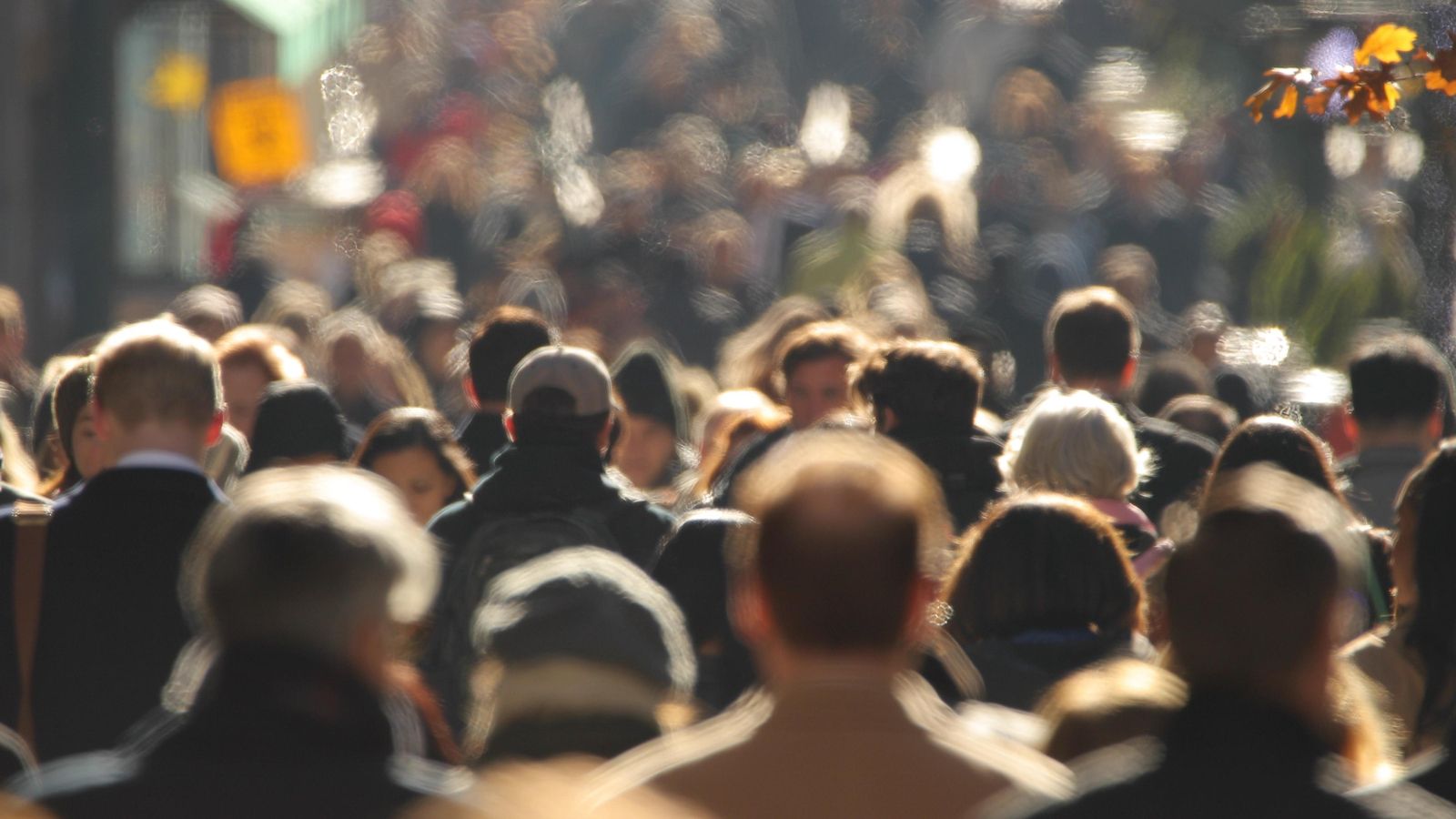 Imatge d'arxiu d'una multitud de persones caminant pel carrer