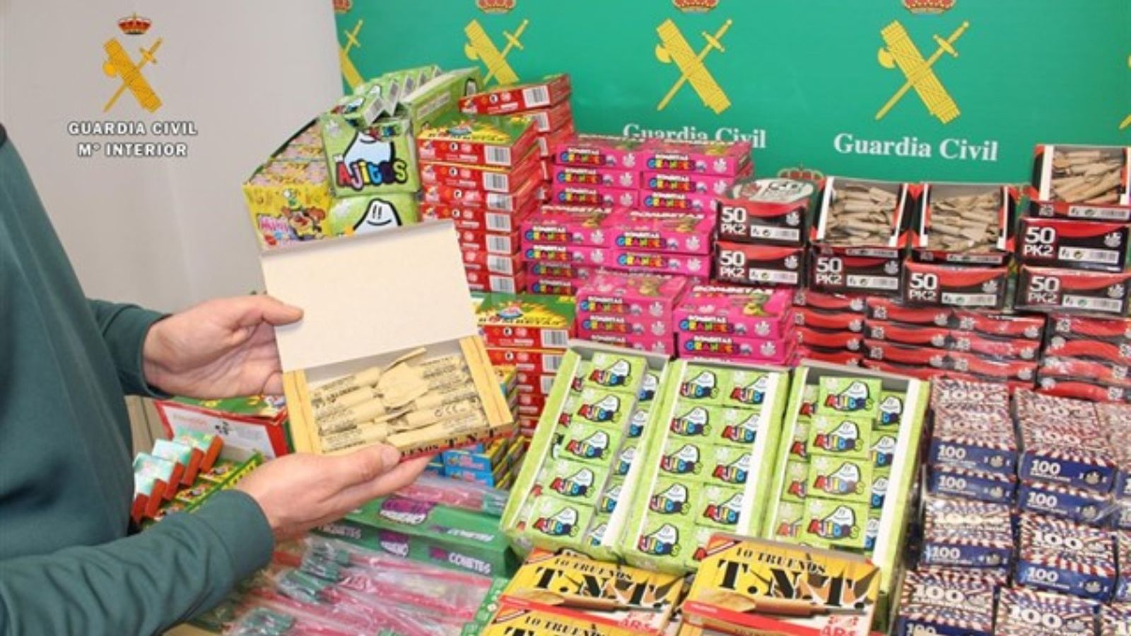 En un establiment de Manises els agents han intervingut la major part del material confiscat.