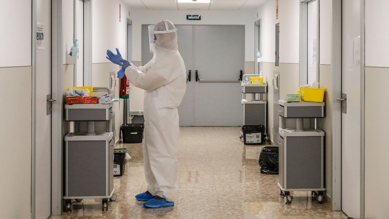 Un treballador sanitari a l'Hospital Arnau de Vilanova, en una imatge d'arxiu