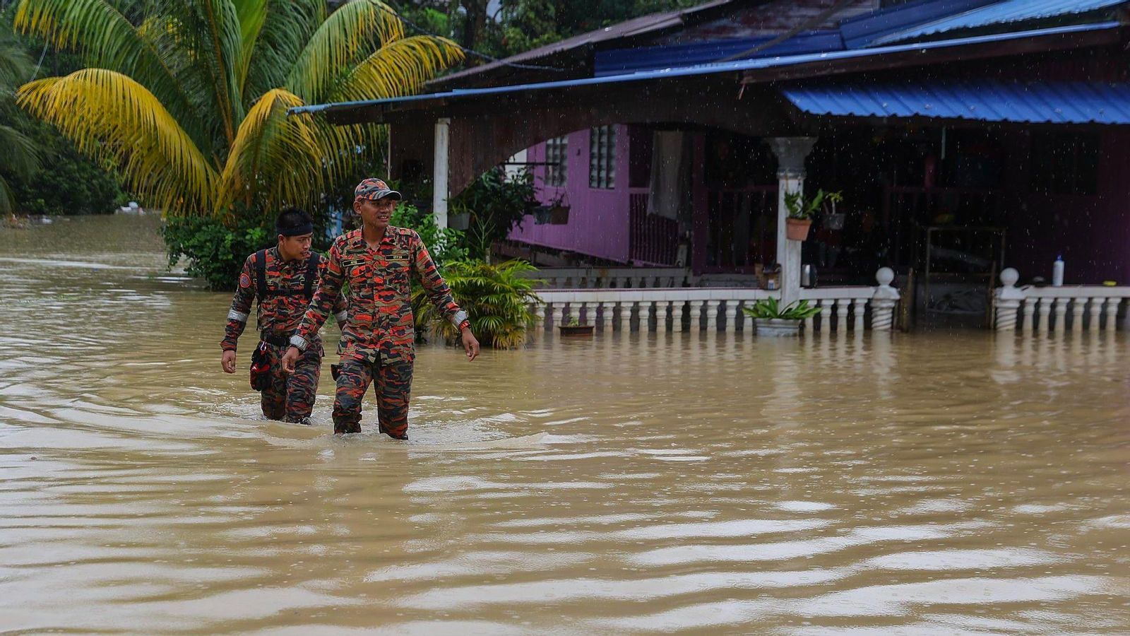 Diversos membres de l'exècit revisen les zones negades després de les fortes pluges