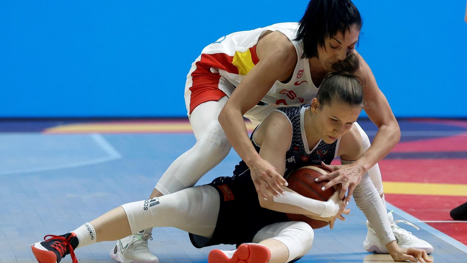 La jugadora del València Basket Cristina Ouviña intenta recuperar una pilota