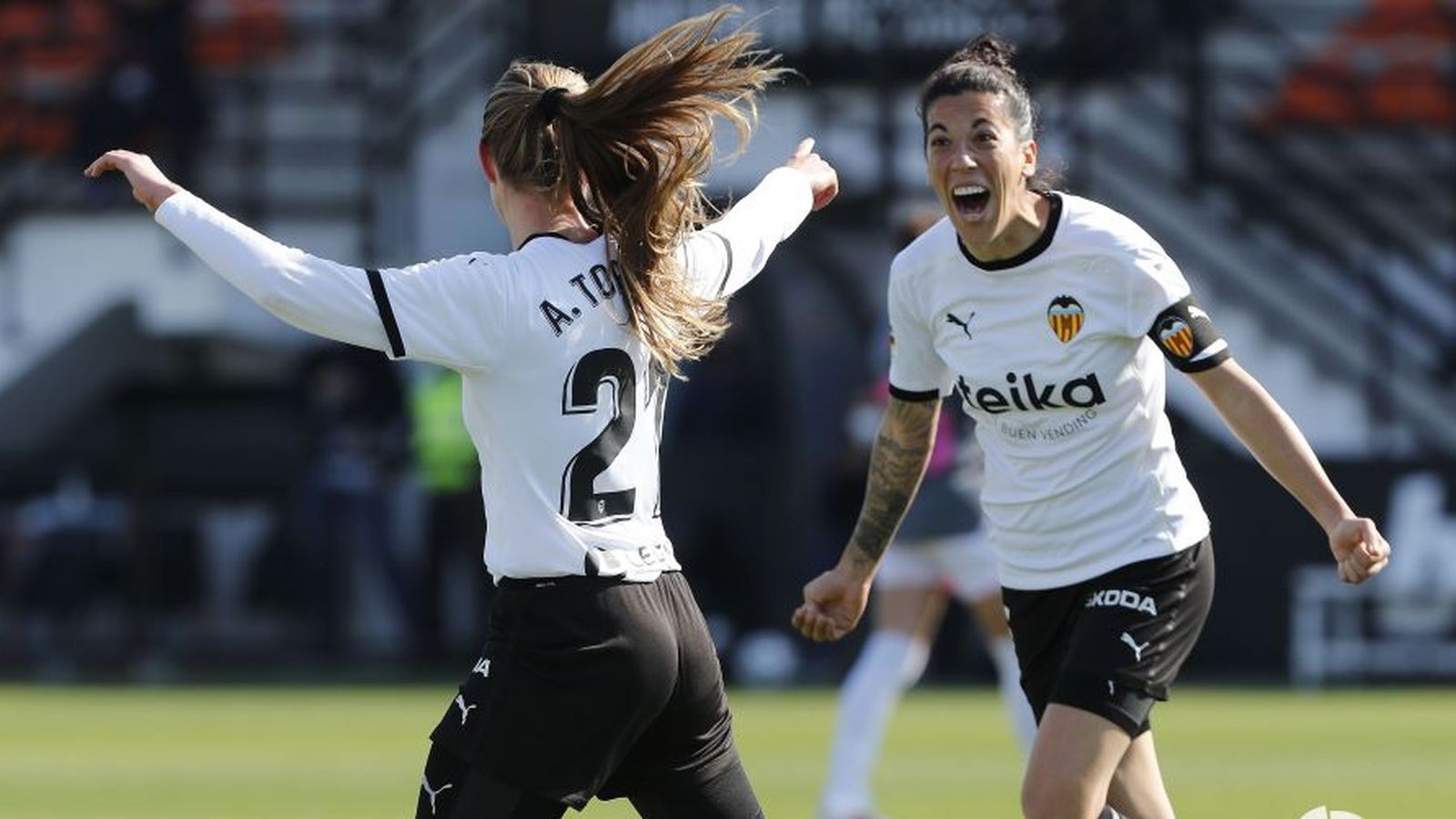Anna Torrodà celebra el primer gol del València