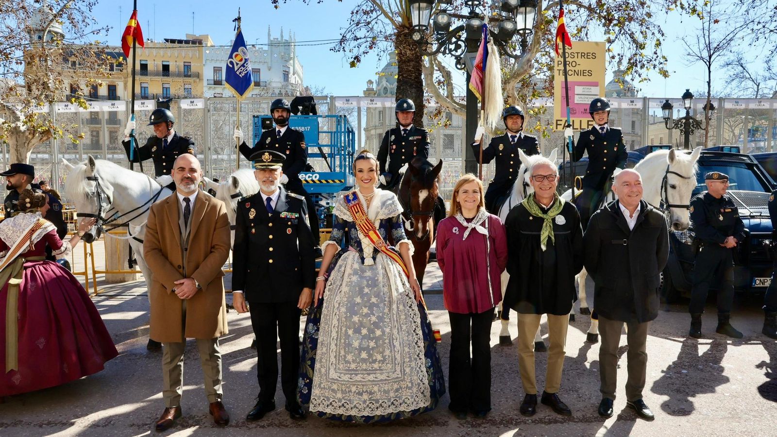 Exhibició de la Policia Nacional a la plaça de l'Ajuntament de València