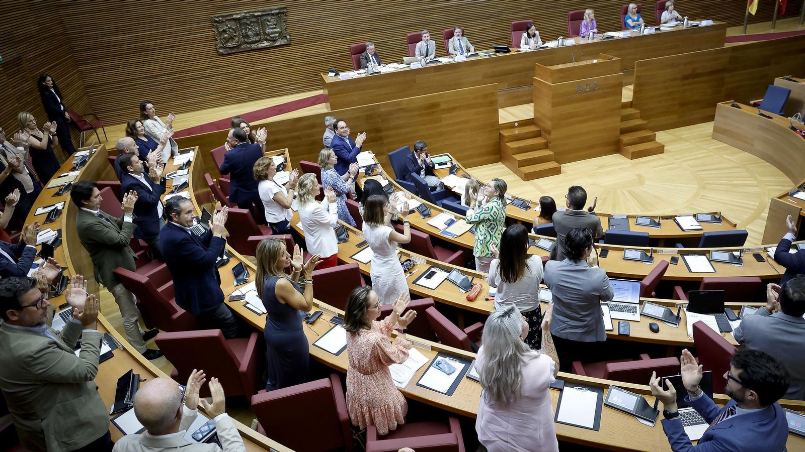 Diputats del PP i Vox aplaudeixen, drets, davant l'aprovació de la llei de concòrdia, que reemplaçarà la de memòria històrica