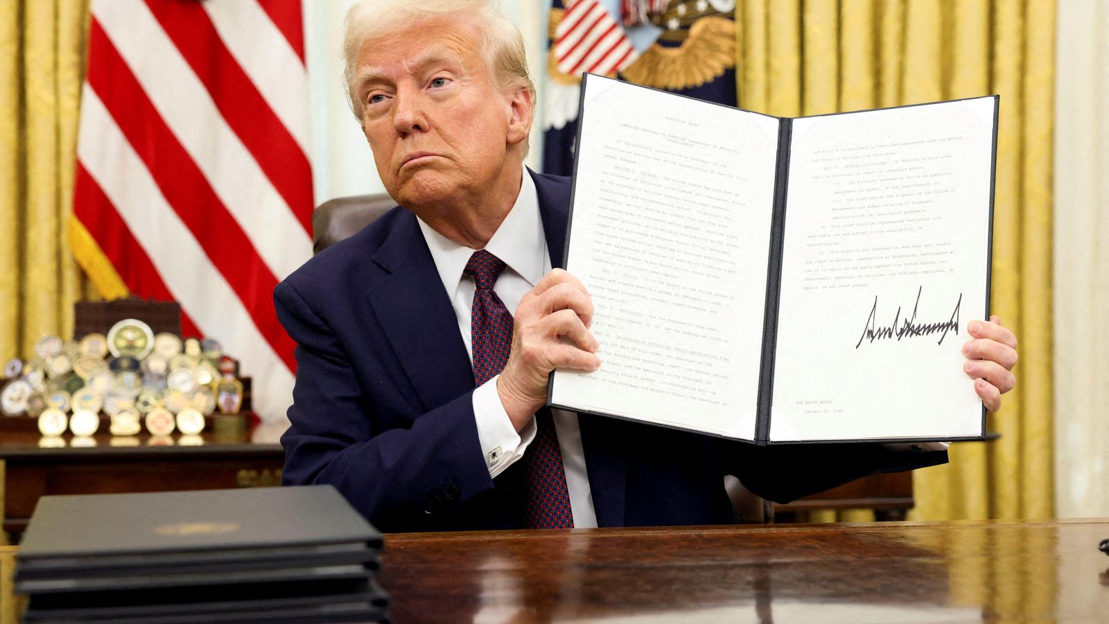Donald Trump mostra una de les ordes signades al Despatx Oval
