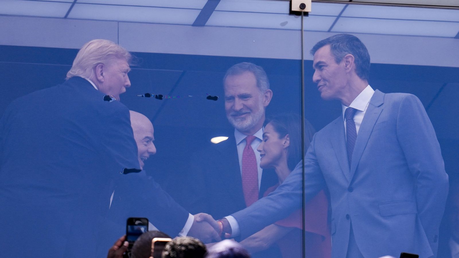 Donald Trump saluda a Pedro Sánchez, davant els reis d'Espanya, en la nit de diumenge durant la final del Mundial de futbol