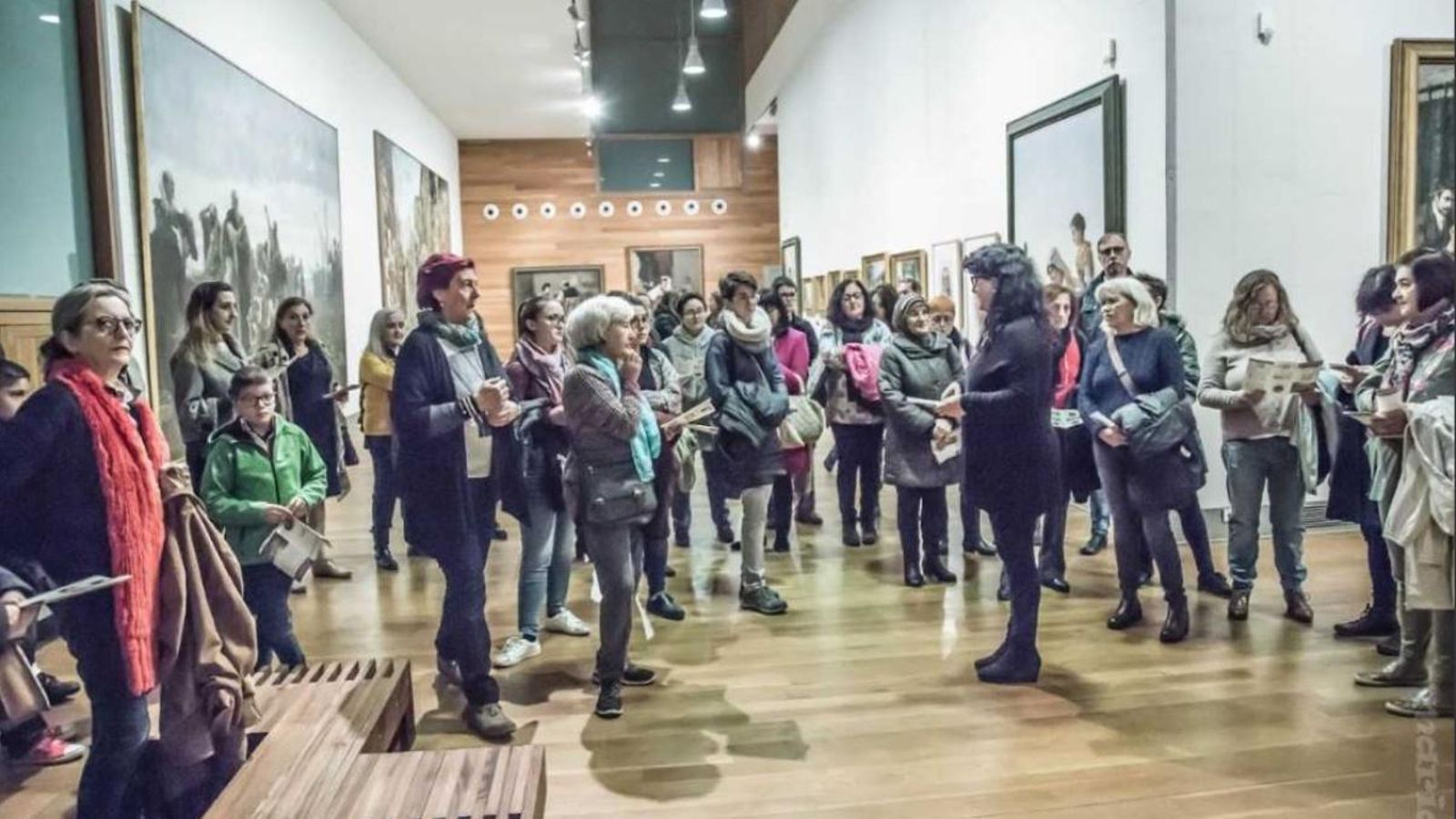 Un grup de dones visita el museu amb perspectiva de gènere