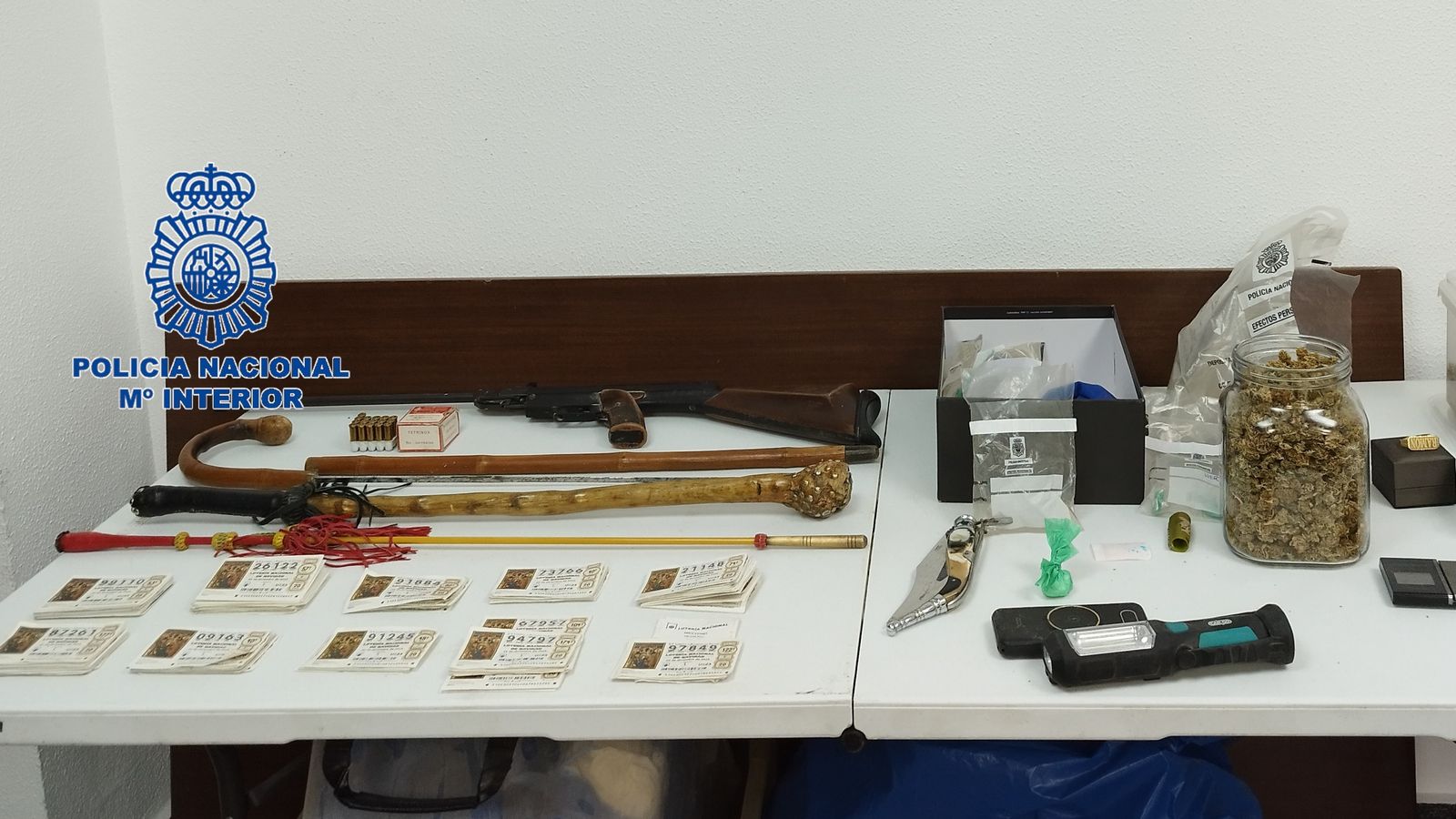 Drogues i material intervingut durant el registre del domicili