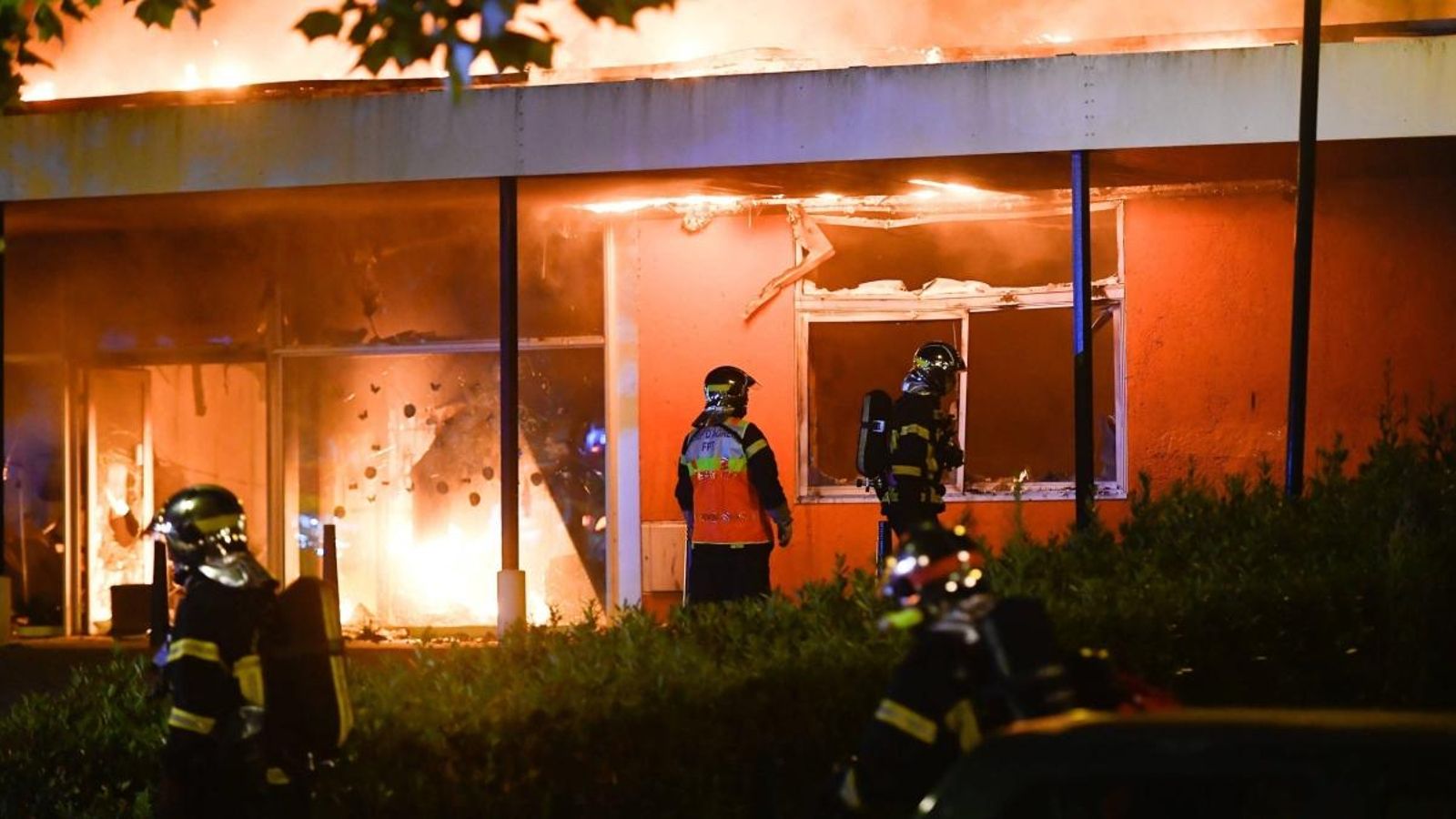 Bombers que treballen en l'extinció d'un incendi en un edifici durant els disturbis de Nantes, el 3 de juliol de 2018