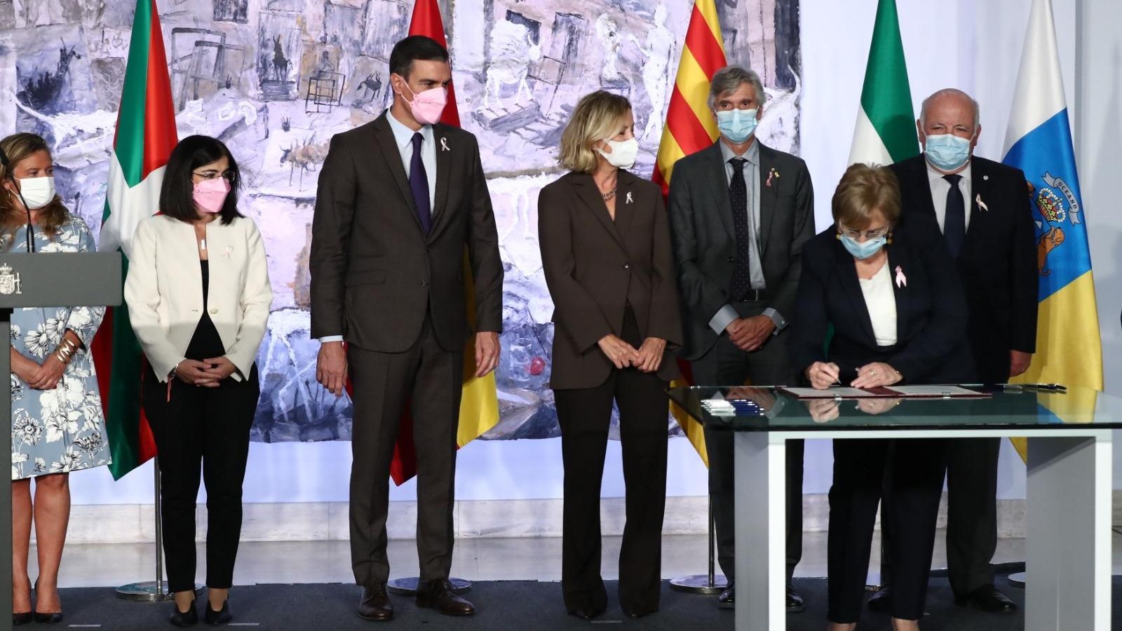 La Consellera de Sanitat, el President del Govern i representants de la Fundació Amancio Ortega signant el conveni