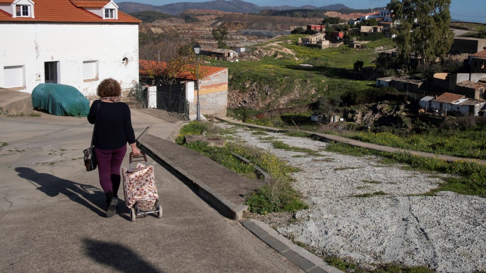 Una dona camina pel lloc per on solia eixir per practicar esport la jove desapareguda des de dimecres a El Campillo (Huelva)