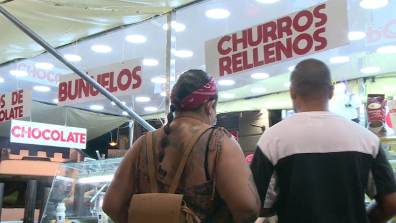 La gent comença a gaudir dels bunyols amb xocolate