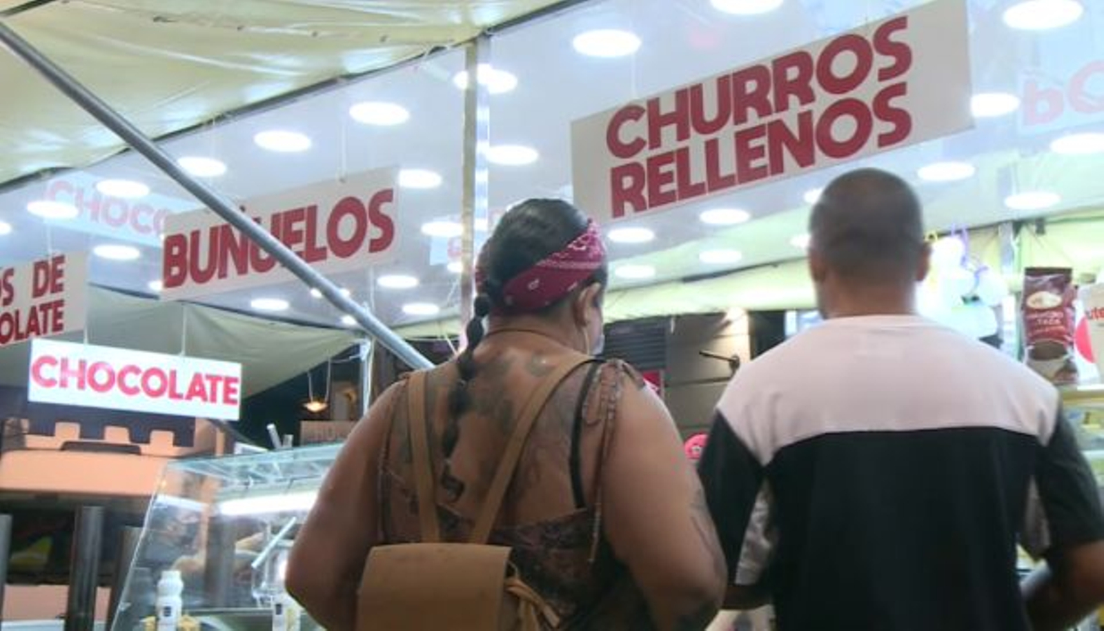 La gent comença a gaudir dels bunyols amb xocolate