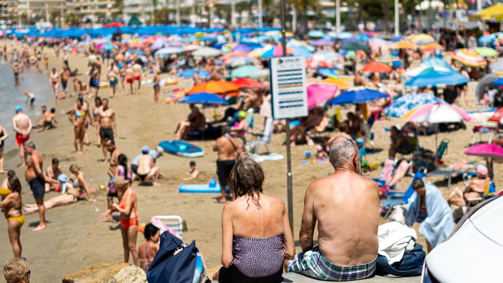 Turistes a la platja de Benidorm en una imatge d'arxiu Turistes en la platja de Benidorm en una imatge d'arxiu