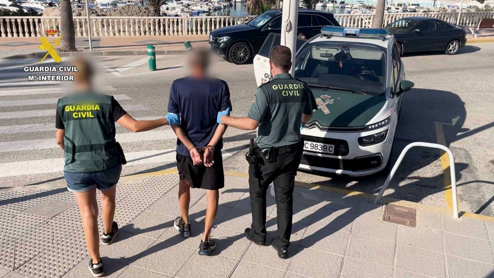 Dos agents custodien l'home acusat de matar un jove a Orihuela Costa